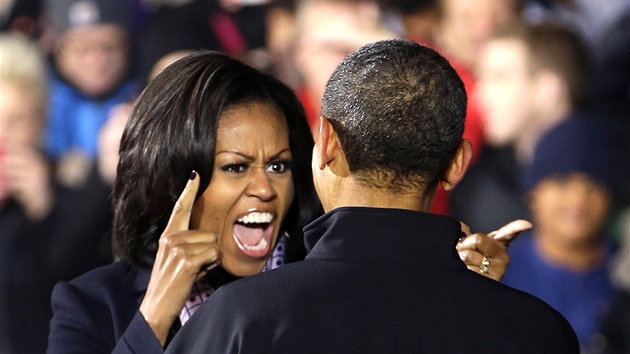 Michelle Obamov se zdrav se svm manelem pi mtinku v Des Moines. (6. listopadu 2012)