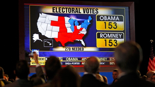 Píznivci republikánu ve volebním táboe v Bostonu sledují vyrovnané výsledky