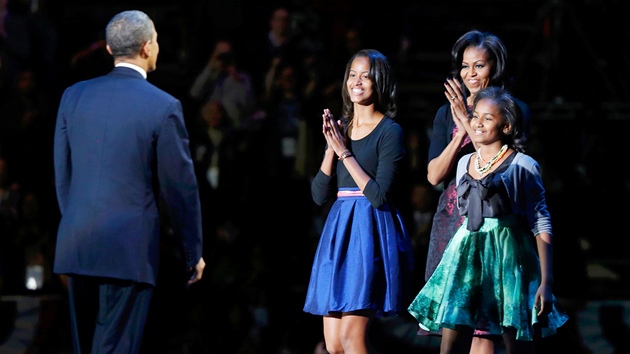 Michelle Obamov s dcerami Maliou (vlevo) a Sashou blahopej Barackovi Obamovi...