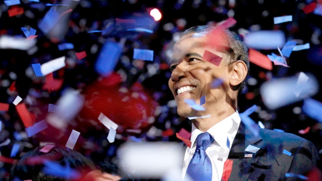Barack Obama oslavuje ve volebnm tbu demokrat v Chicagu sv znovuzvolen prezidentem USA. (7. listopadu 2012) 