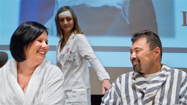 Zuzana a Georgis na tiskov konferenci k etzov transplantaci ledvin v praskm IKEM (8. listopadu 2012)