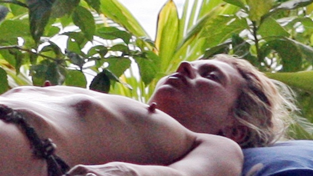 Krska Kate Mossov relaxujc na dovolen v Thajsku. O vychrtlosi modelek u se toho sice napsalo dost, ale nen tohle u opravdu pli?