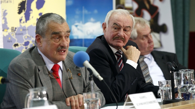 Karel Schwarzenberg, Pemysl Sobotka a Milo Zeman - debata prezidentskch kandidt o evropsk vizi v sle FSV UK v Praze (8. listopadu 2012)