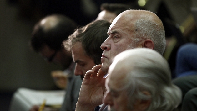 Aktivista Jan ingl v publiku - debata prezidentskch kandidt o evropsk vizi v sle FSV UK v Praze (8. listopadu 2012)