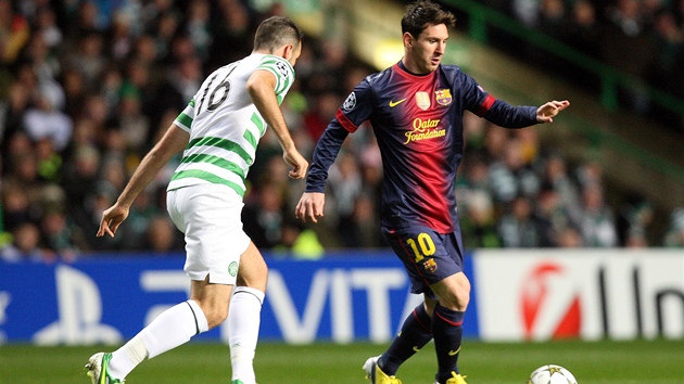 Messi z Barcelony (vpravo) se sna uniknout Ledleyovi z Celtiku Glasgow