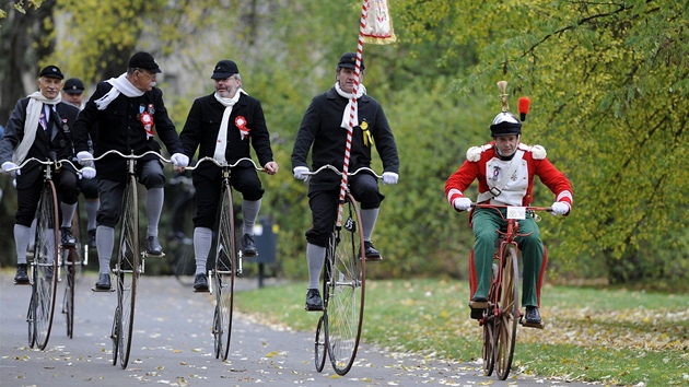 Po Letenské pláni se dnes prohánly velocipedy.