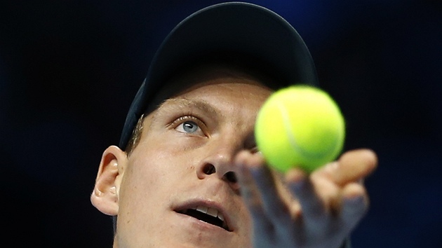 HYPNOTIZUJE MEK. Tom Berdych v duelu Turnaje mistr s Andym Murrayem.