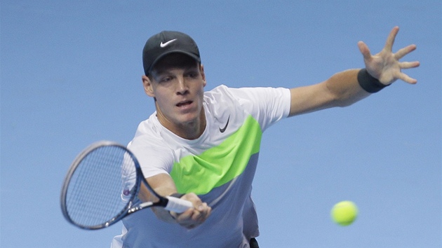 VYBERU TO? Tom Berdych v duelu Turnaje mistr s Andym Murrayem.