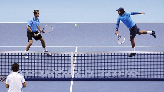 Radek tpnek (vlevo) a Leander Paes v zpase Turnaje mistr  proti pkistnsko-nizozemsk dvojici Ajsam Kre, Jean-Julien Rojer.
