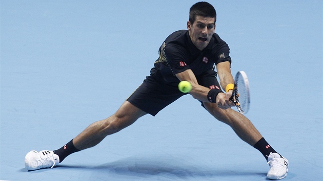 Srbsk tenista Novak Djokovi v duelu Turnaje mistr s Britem Andym Murraym.