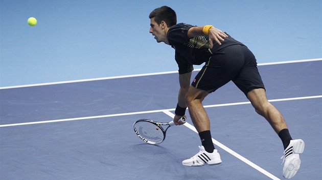 Srbský tenista Novak Djokovi v duelu Turnaje mistr s Britem Andym Murraym.