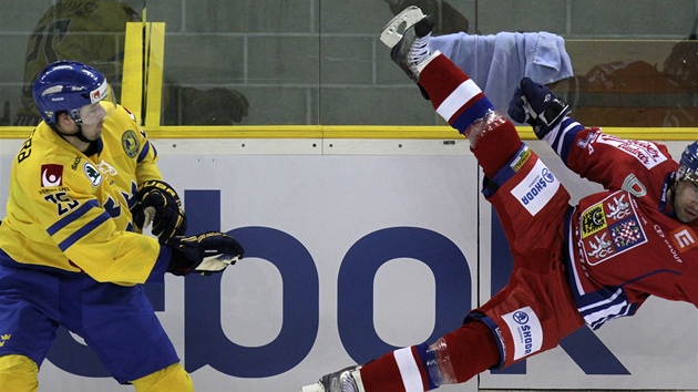 esk hokejista Zbynk Irgl (vprava) pad po srce se vdem Mattiasem Karlssonem. 