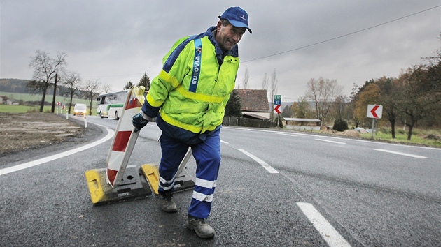 Ve stedu se pro motoristy znovu otevela silnice pod elezninm mostem v Dehtn na hlavnm tahu z Plzn do Klatov. Podjezdov vka byla uzpsobena pro nkladn automobily.