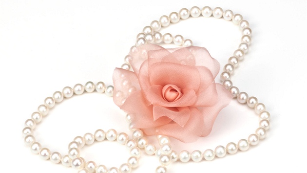 Navleen klasickho perlovho nhrdelnku o dlce zhruba 40 centimetr, kdy perka pouije tradin perlovou vazbu, trv nejmn jednu hodinu. U delch nhrdelnk zabere run prce i nkolik hodin asu.