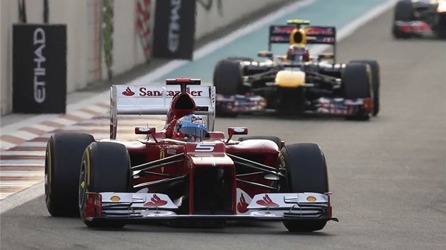 Fernando Alonso z Ferrari si ve Velk cen Ab Zab formule 1 dr nskok ped Markem Webberem z Red Bullu.