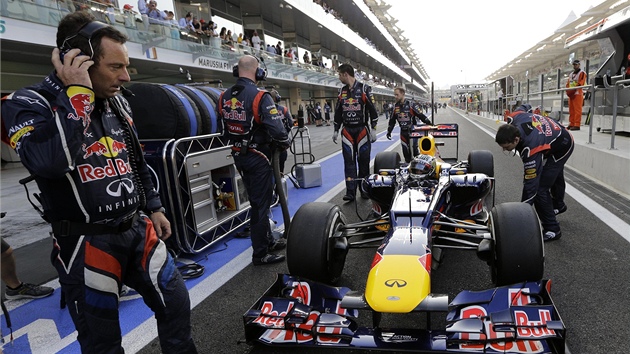 START Z PIT LANE. Sebastian Vettel z Red Bullu vyjel do Velk ceny Ab Zab formule 1 z boxov uliky.