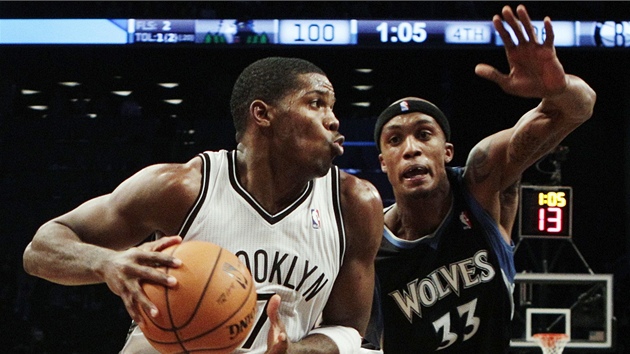 Joe Johnson (vlevo) z Brooklynu obchz Danteho Cunninghama z Minnesoty.