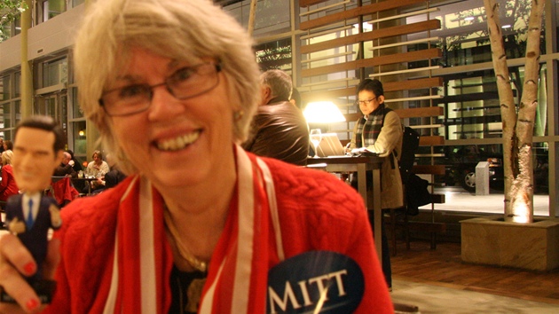 Julie Nacolaryov pijela podpoit Romneyho bhem volebn noci a z Connecticutu (6. listopadu 2012)