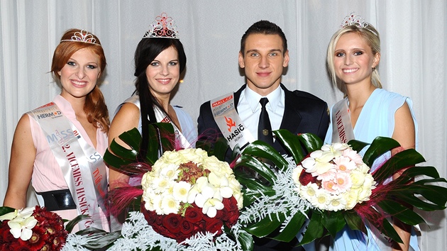 Finle Miss Hasika 2012 a vtzov: zleva druh vicemiss Veronika Kolov, vtzka Dominika Adamicov, Hasi roku Luk Dack a prvn vicemiss Tereza Linhov 