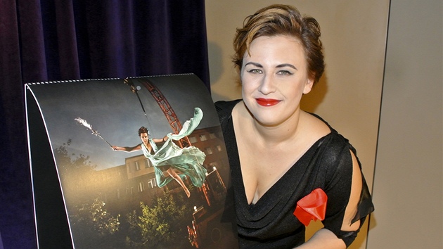 Tereza ernochov se svou fotkou na ktu kalende Dream 2013 obanskho sdruen Art for Life