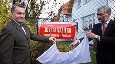 S primátorem Bohuslavem Svobodou (vlevo) odhalil uliní tabule starosta Dolních...