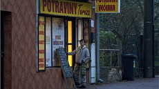 Lahve s denaturovaným lihem objevili inspektoři ve večerce Tereza v Dubí. Lahve s denaturovaným lihem objevili inspektoři ve večerce Tereza v Dubí.