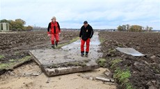 Bývalá příjezdová cesta k objektům na letišti Hořín. Bývalá příjezdová cesta k objektům na letišti Hořín.