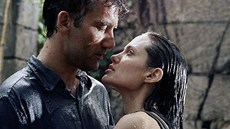 Z filmu Hranice zlomu (2003) - Angelina Jolie a Clive Owen Z filmu Hranice zlomu (2003) - Angelina Jolie a Clive Owen