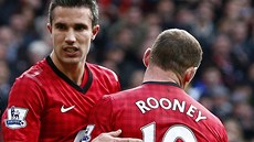 NIC SI Z TOHO NEDLEJ. Robin van Persie (vlevo) ukliduje Waynea Rooneyho po