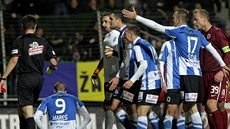 PENALTA A ČERVENÁ KARTA. Rozhodčí Petr Ardeleánu (vlevo) se chystá udělit PENALTA A ČERVENÁ KARTA. Rozhodčí Petr Ardeleánu (vlevo) se chystá udělit
