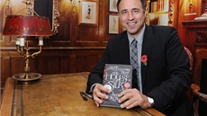 Spisovatel Anthony Horowitz podepisuje knihu Dům hedvábí s novým případem Spisovatel Anthony Horowitz podepisuje knihu Dům hedvábí s novým případem