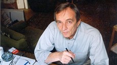 Karikaturista Vladimír Jiránek pi práci (1. prosince 1999)