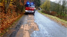 Hasiči zasypávají sorbentem dvaceti kilometrů dlouhou olejovou skvrnu na... Hasiči zasypávají sorbentem dvaceti kilometrů dlouhou olejovou skvrnu na...