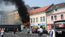 Nákladní auto nabouralo v Perov do domu a poboilo ho. Vzáptí na míst...