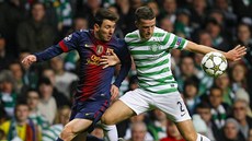 Mathews z Celtiku Glasgow se snaí ubránit Messiho z Barcelony
