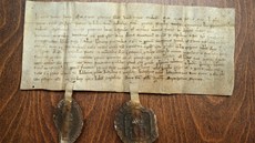 Ve speciálním trezoru uchovává třebíčský archiv tento skvost z roku 1277 - Ve speciálním trezoru uchovává třebíčský archiv tento skvost z roku 1277 -