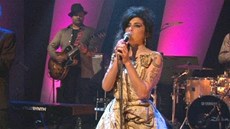 Z domu Amy Winehouse zmizely i koktejlky s novinovým potiskem. 