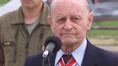 Generál Vladimír Nedvěd při projevu v květnu 2002 Generál Vladimír Nedvěd při projevu v květnu 2002