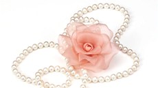 Navleení klasického perlového náhrdelníku o délce zhruba 40 centimetr, kdy...