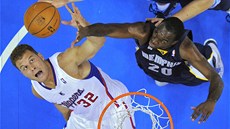 Blake Griffin (vlevo) z LA Clippers bojuje pod koem s Quincym Pondexterem z...