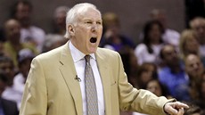 Gregg Popovich emotivně digiruje hru San Antonia Spurs. Gregg Popovich emotivně digiruje hru San Antonia Spurs.