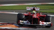 Felipe Massa z Ferrari pi tréninku na Velkou cenu Abú Zabí.