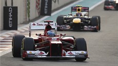 Fernando Alonso z Ferrari si ve Velké cen Abú Zabí formule 1 drí náskok ped