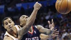 Thabo Sefolosha (vlevo) z Oklahoma City atakuje Jeffa Teaguea z Atlanty.