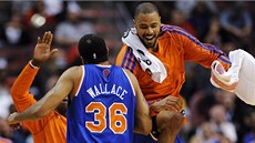 Rasheed Wallace a Tyson Chandler slaví body New Yorku proti Philadelphii. Rasheed Wallace a Tyson Chandler slaví body New Yorku proti Philadelphii.