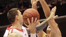Radoslav Rančík (vlevo) z Nymburka útočí na koš Budivelniku Kyjev přes Radoslav Rančík (vlevo) z Nymburka útočí na koš Budivelniku Kyjev přes