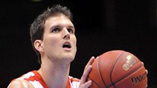 Lukáš Palyza z Nymburka při střelbě trestných hodů Lukáš Palyza z Nymburka při střelbě trestných hodů