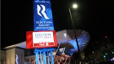 Pohled zvení na Kongresové a výstavní centrum v Bostonu, kde se konala volební