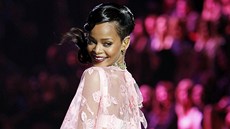 Pehlídka Victoria's Secret 2012 - zpvaka Rihanna 