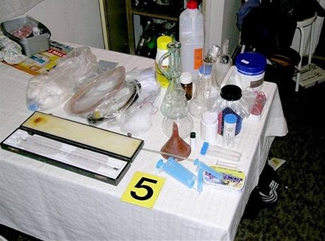 Policisté nali i dv laboratoe na výrobu pervitinu. Ilustraní foto